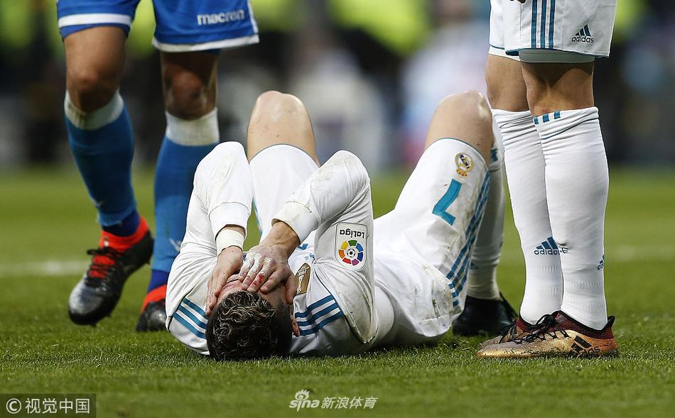 硬汉！C罗眉骨被踢破 一脸血