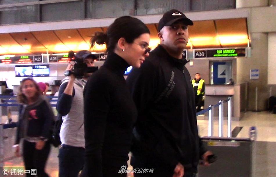 格里芬女友詹娜迈细腿大步流星