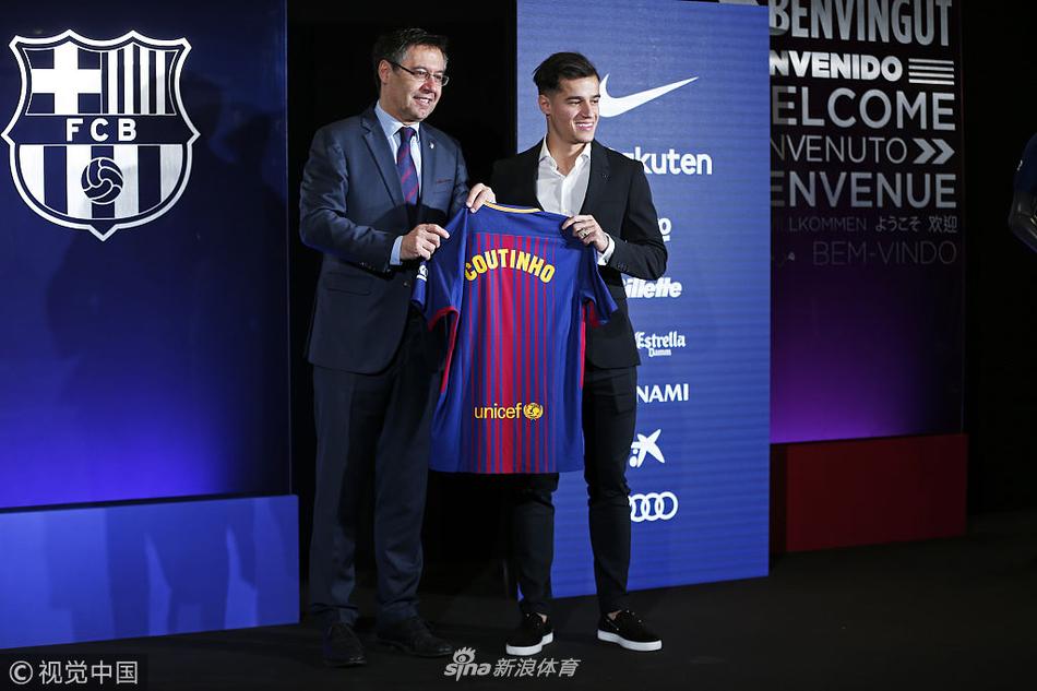 库蒂尼奥正式亮相诺坎普