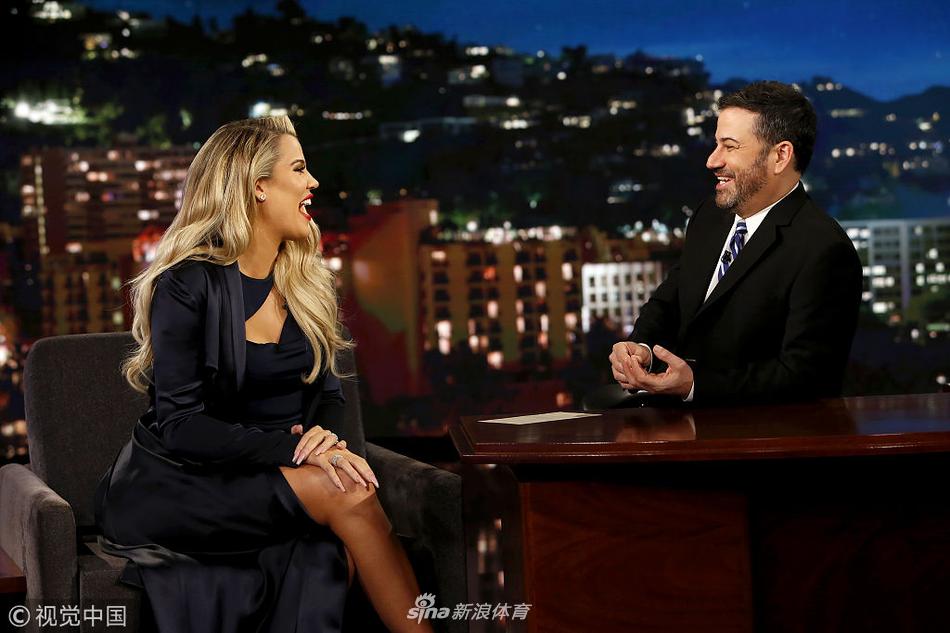 TT女友出席脱口秀 穿裹臀裙露长腿