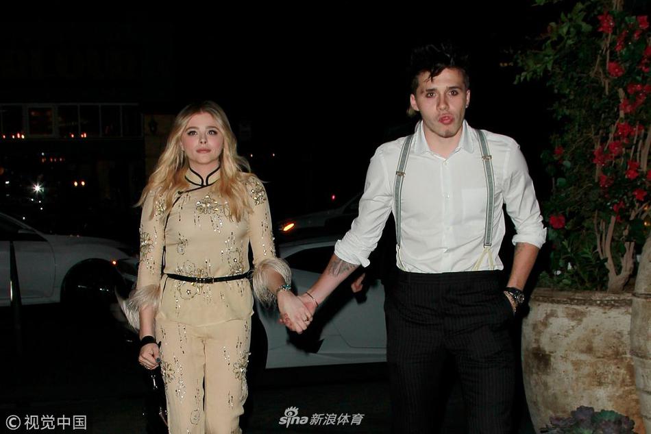 大布烟熏妆陪影星女友过生日