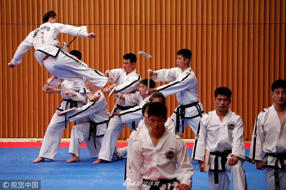 朝韩跆拳道选手同台表演