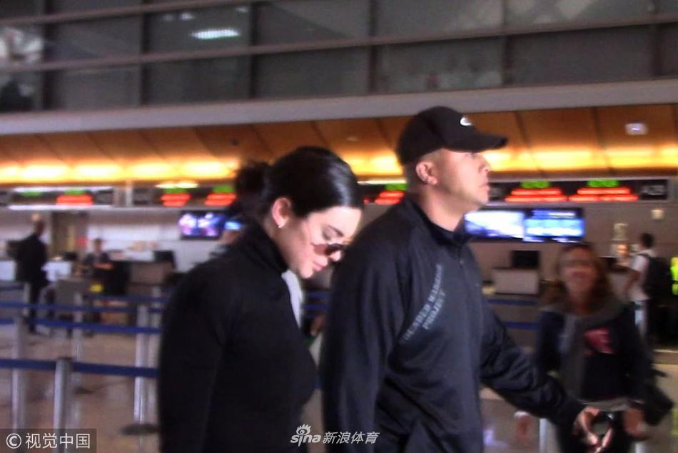 格里芬女友詹娜迈细腿大步流星