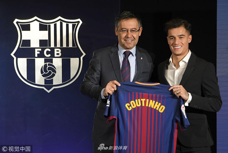 库蒂尼奥正式亮相诺坎普