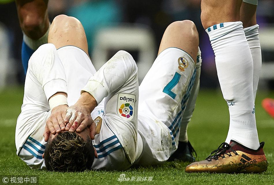 硬汉！C罗眉骨被踢破 一脸血