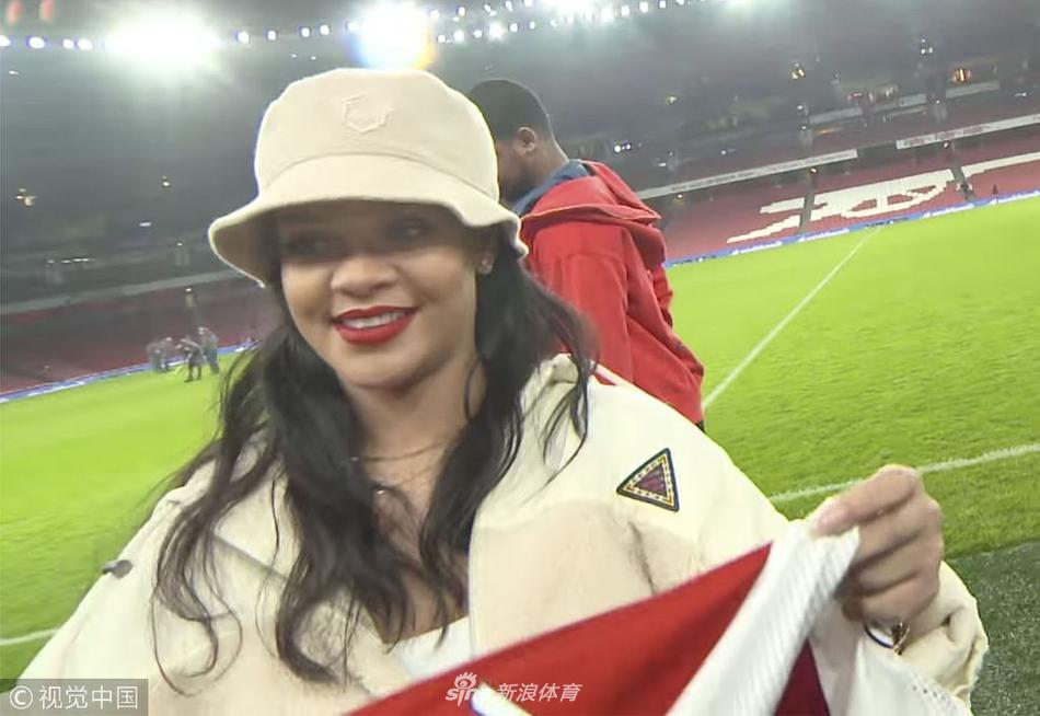 小迷妹上线！蕾哈娜变阿森纳球迷