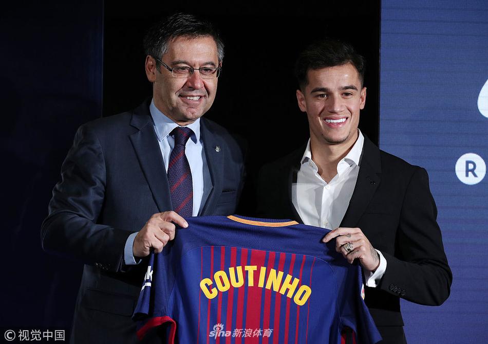 库蒂尼奥正式亮相诺坎普