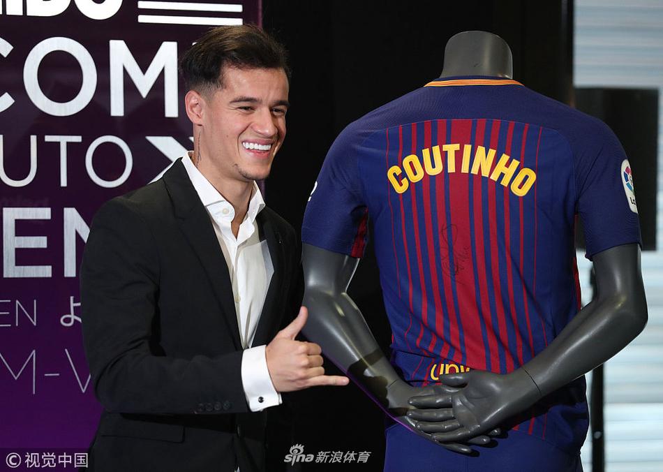 库蒂尼奥正式亮相诺坎普