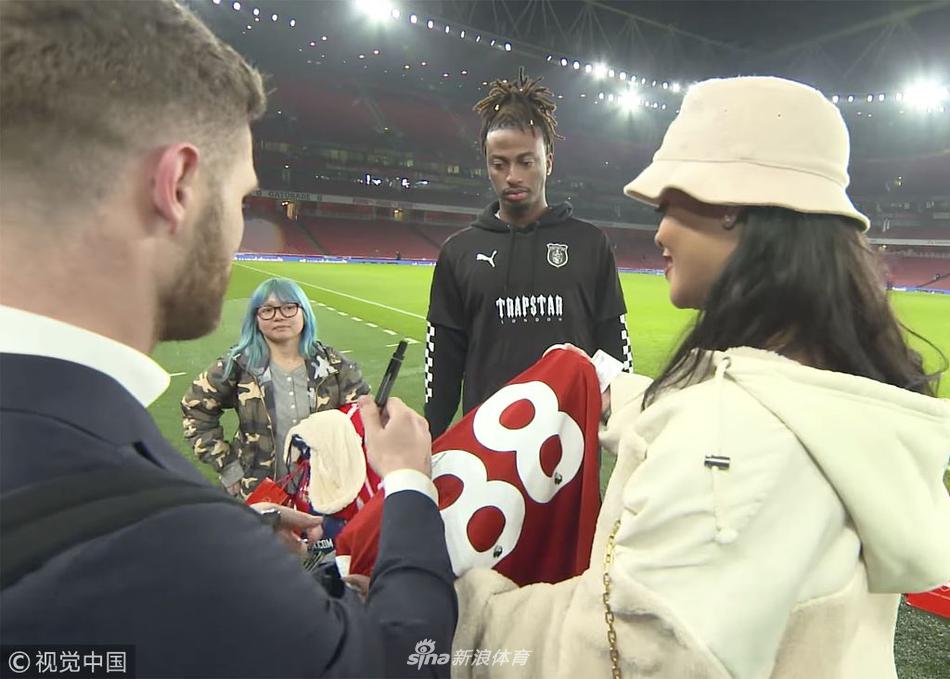 小迷妹上线！蕾哈娜变阿森纳球迷