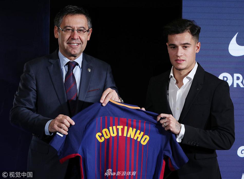 库蒂尼奥正式亮相诺坎普