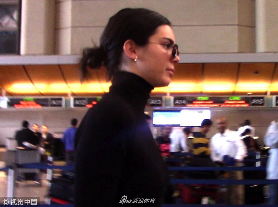 格里芬女友詹娜迈细腿大步流星