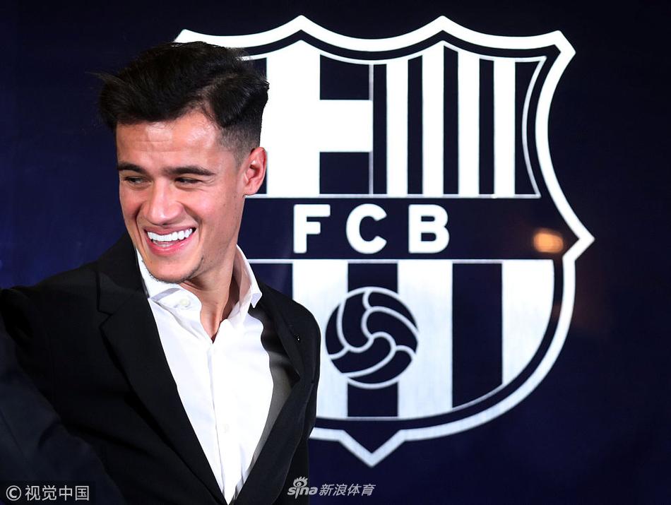 库蒂尼奥正式亮相诺坎普