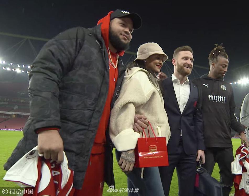 小迷妹上线！蕾哈娜变阿森纳球迷