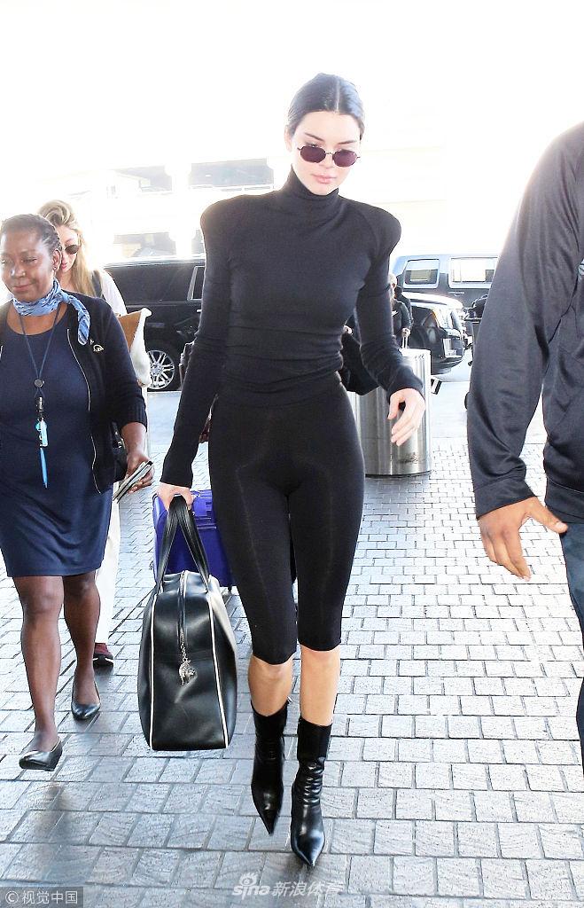 格里芬女友詹娜迈细腿大步流星