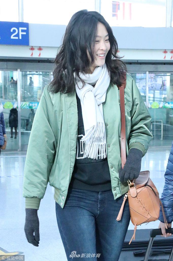 惠若琪墨绿外套休闲范机场现身_高清图集_新浪网