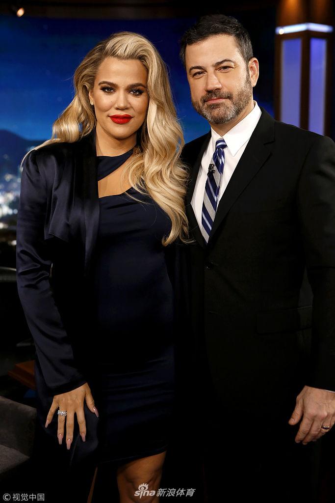 TT女友出席脱口秀 穿裹臀裙露长腿