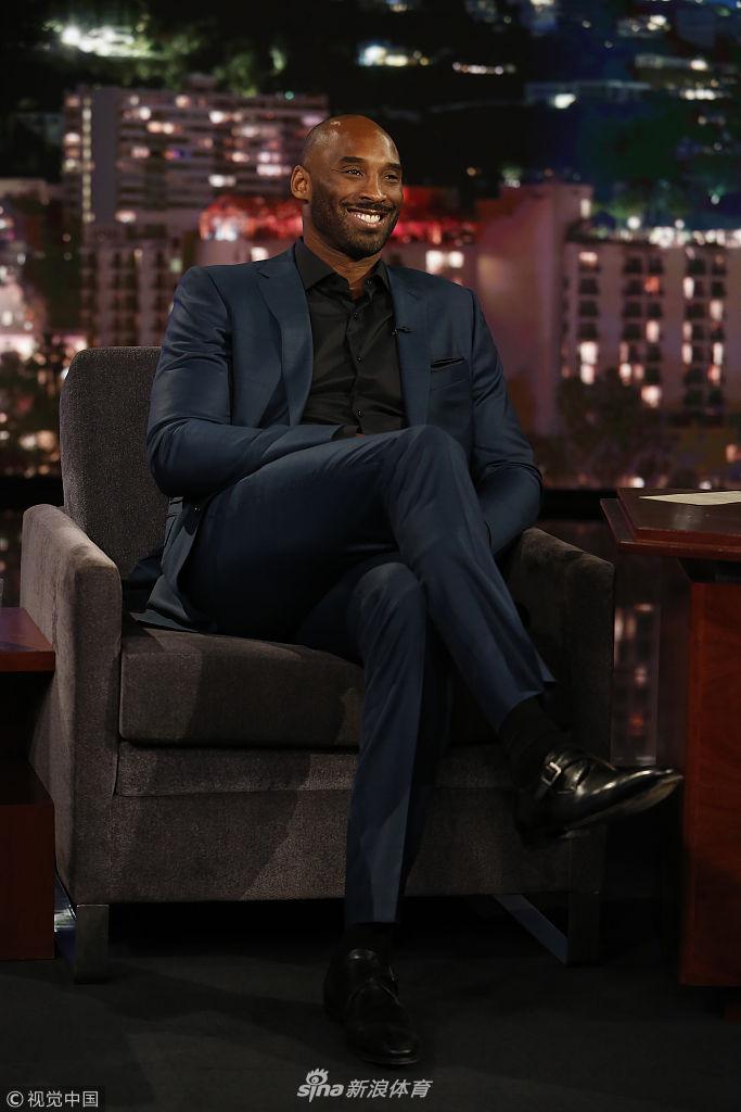 科比西装革履参加吉米鸡毛秀