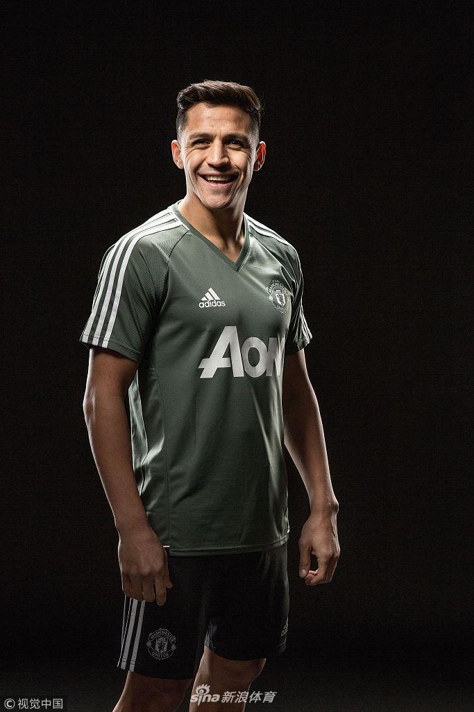桑切斯正式加盟曼联 身穿7号拍写真
