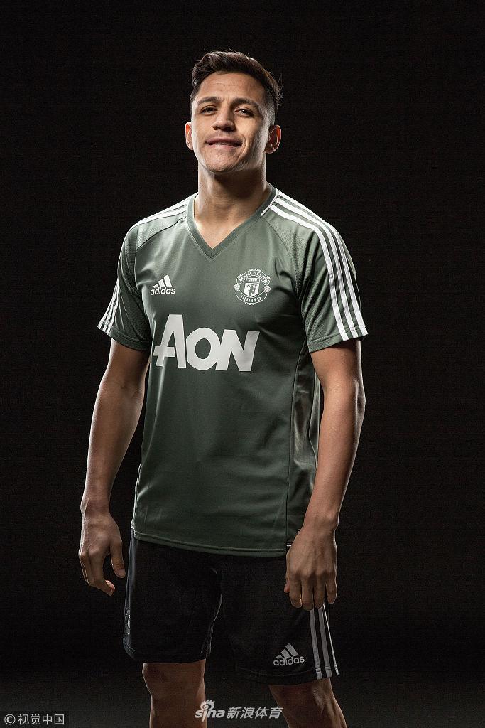 桑切斯正式加盟曼联 身穿7号拍写真