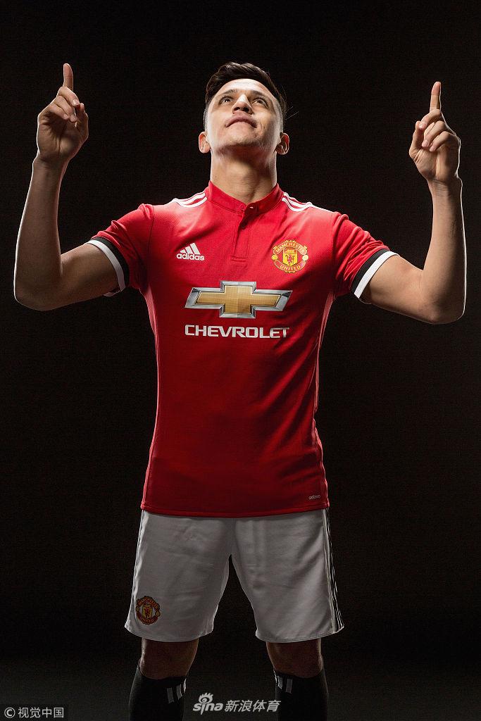 桑切斯正式加盟曼联 身穿7号拍写真