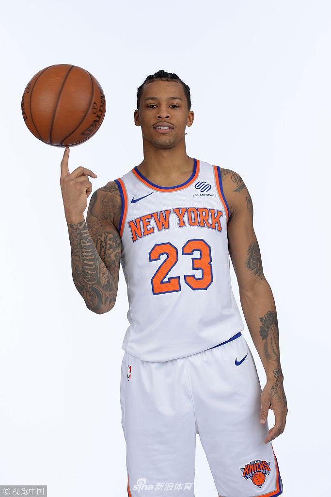 尼克斯队的新援1号穆迪埃,23号伯克和4号希克斯拍摄新球队的标准照和