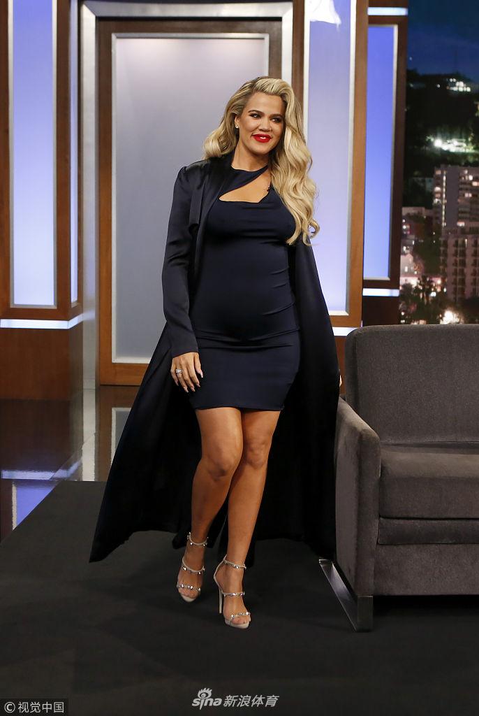TT女友出席脱口秀 穿裹臀裙露长腿