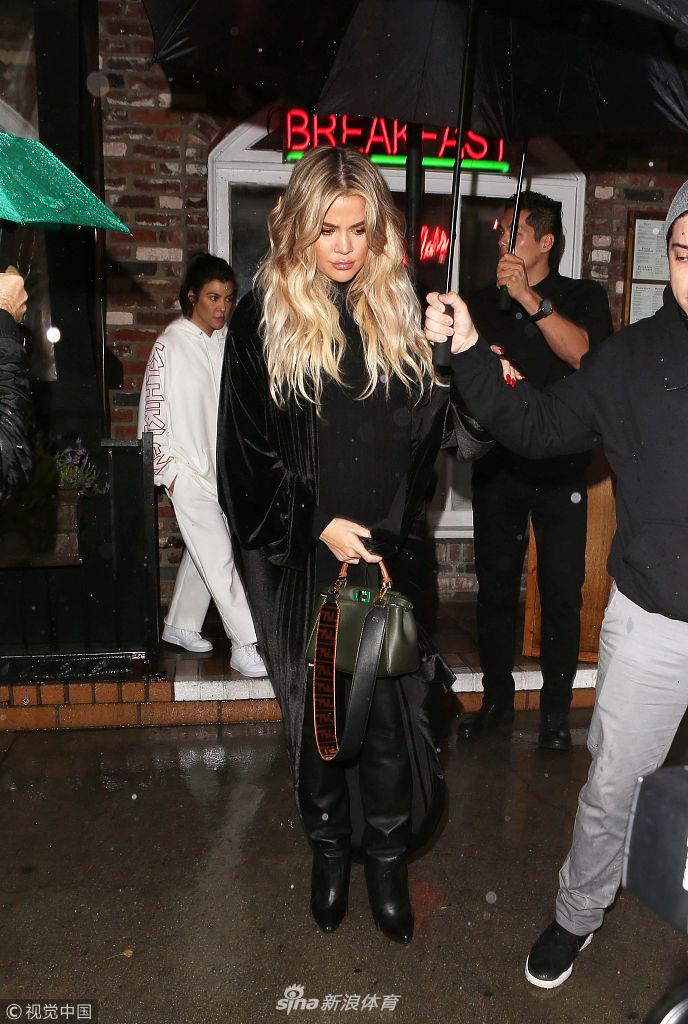 TT女友出席脱口秀 穿裹臀裙露长腿