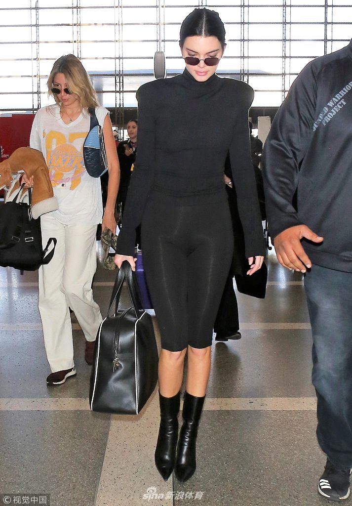 格里芬女友詹娜迈细腿大步流星