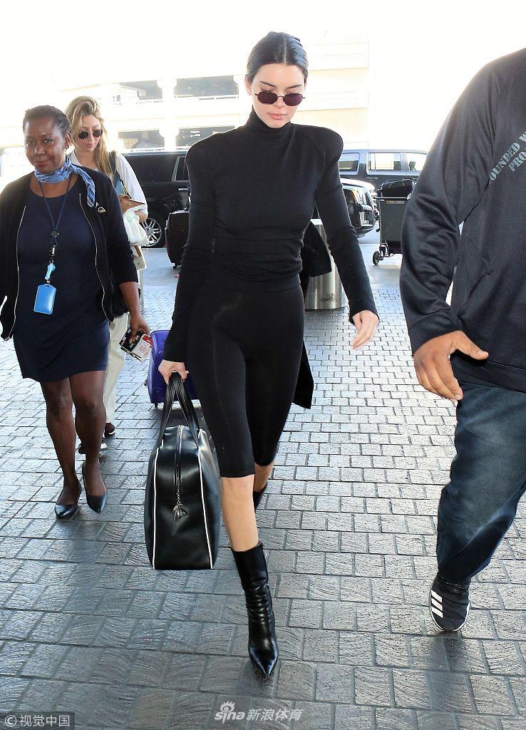 格里芬女友詹娜迈细腿大步流星