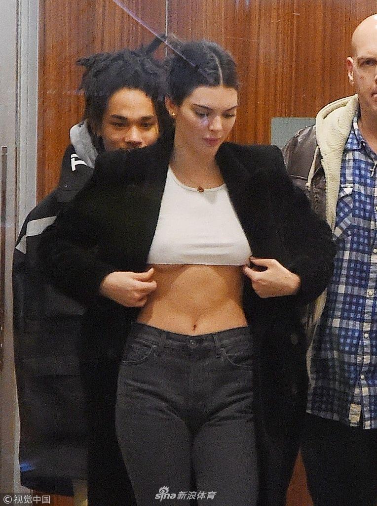 格里芬超模女友露小蛮腰 身材火辣