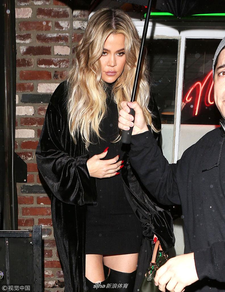 TT女友出席脱口秀 穿裹臀裙露长腿