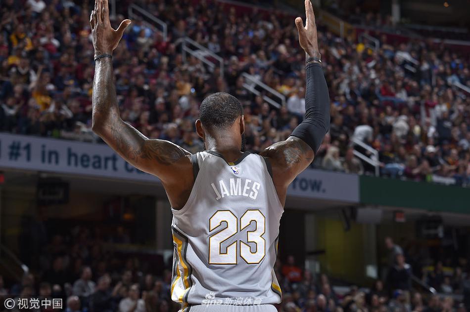 詹姆斯举手示意