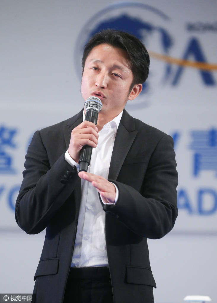 邹市明出席博鳌圆桌会议 眯眼显害羞