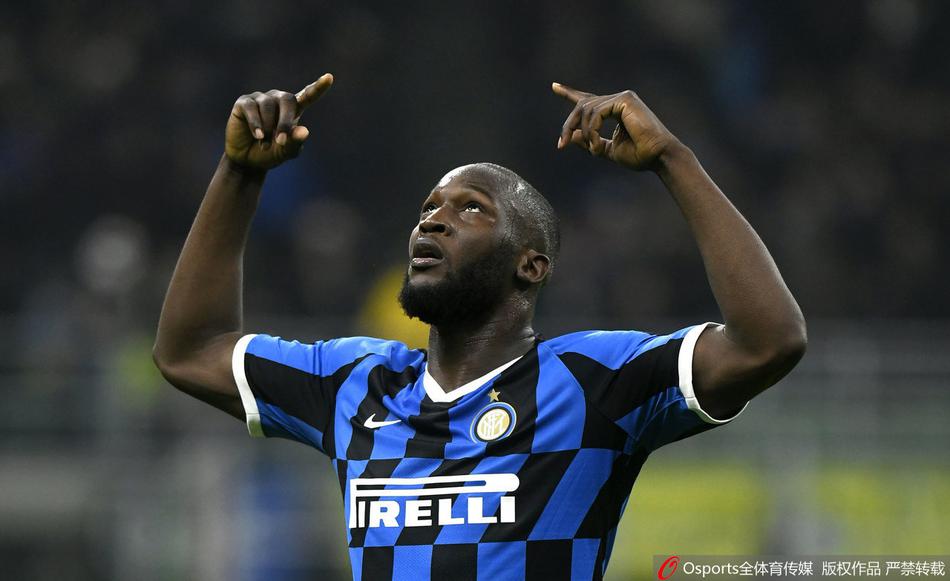 卢卡库庆祝进球