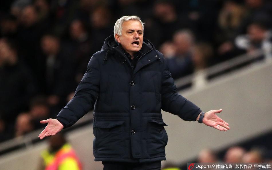 穆帅摊手表示不满