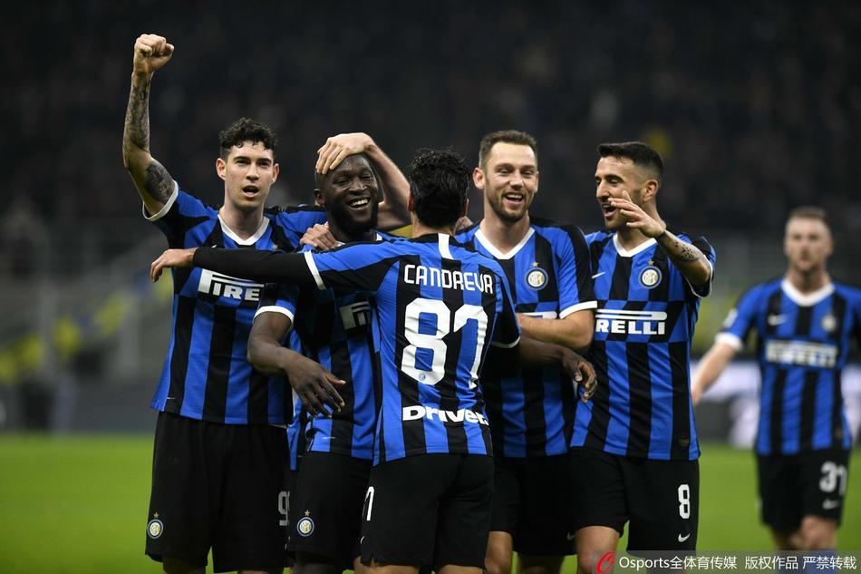 队友祝贺卢卡库