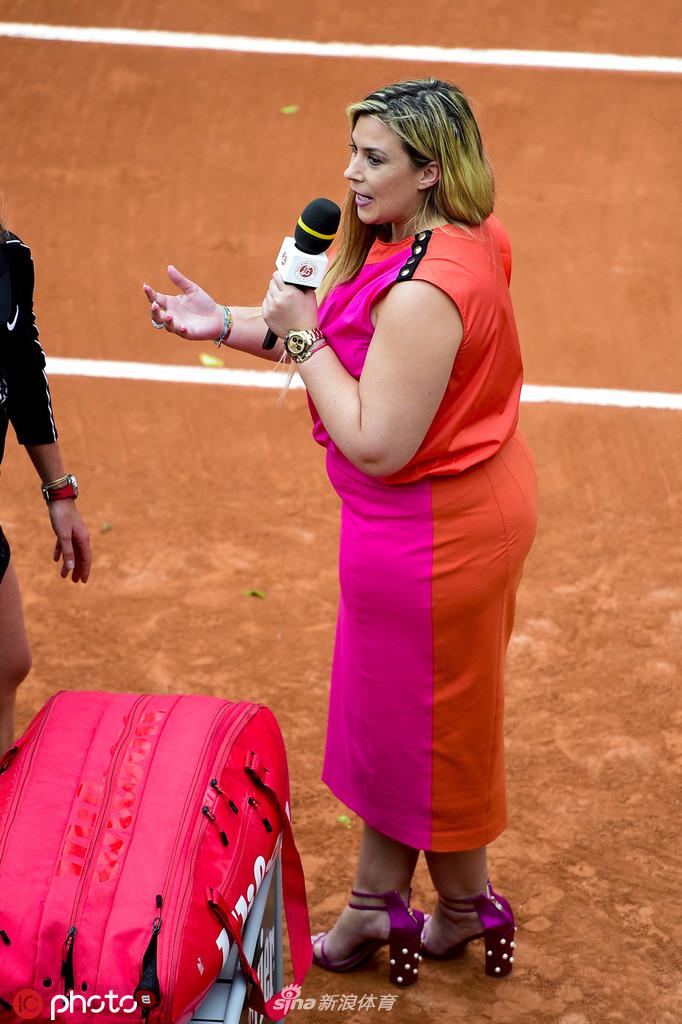 2019法网巴托丽亮相担任主持人