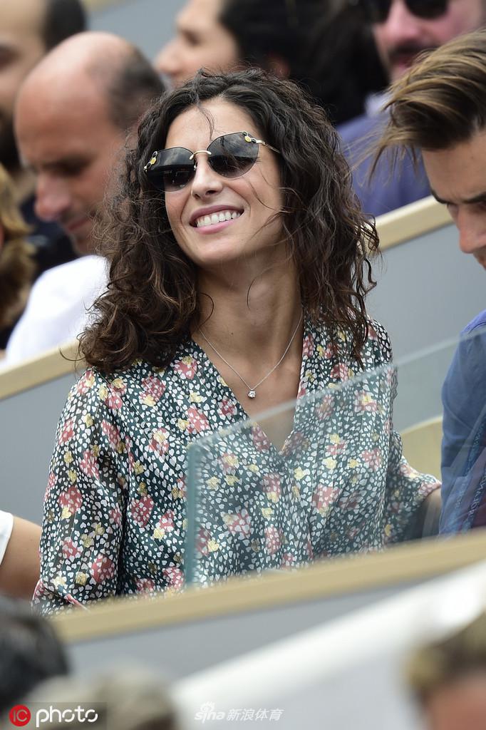 纳达尔进法网四强 未婚妻看台观战笑靥如花
