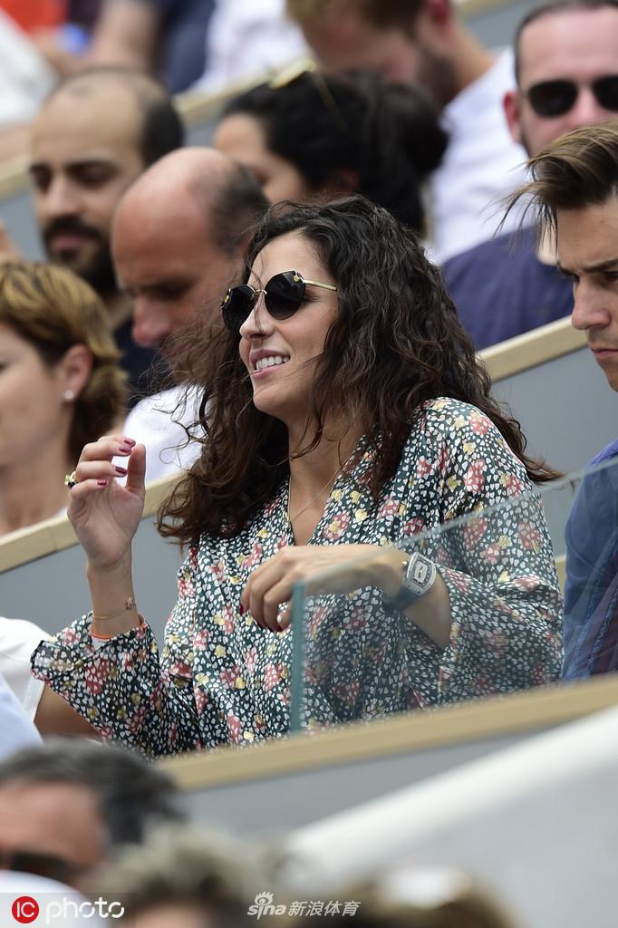 纳达尔进法网四强 未婚妻看台观战笑靥如花