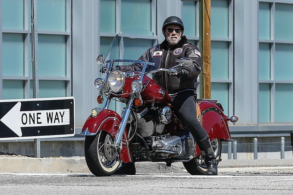 施瓦辛格骑红色炫酷摩托车夺目亮眼