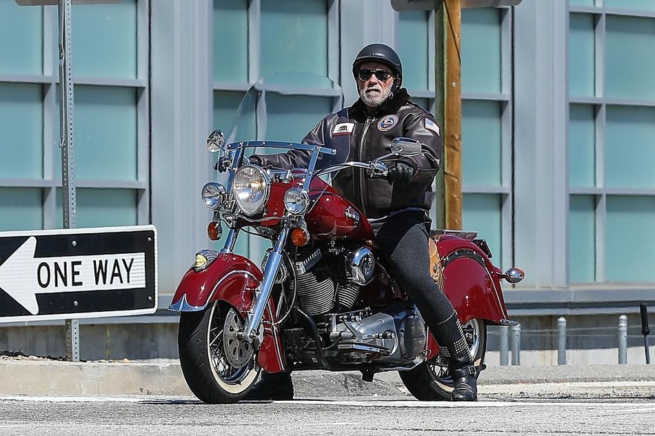 施瓦辛格骑红色炫酷摩托车夺目亮眼