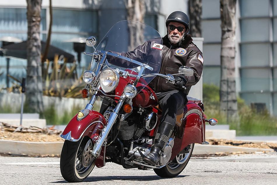 施瓦辛格骑红色炫酷摩托车夺目亮眼