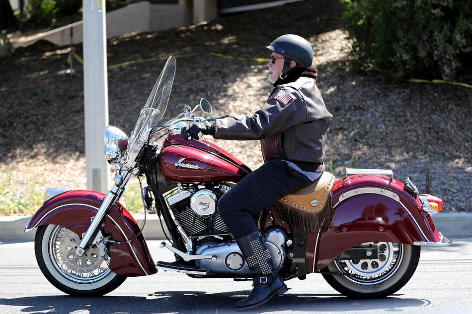 施瓦辛格骑红色炫酷摩托车夺目亮眼