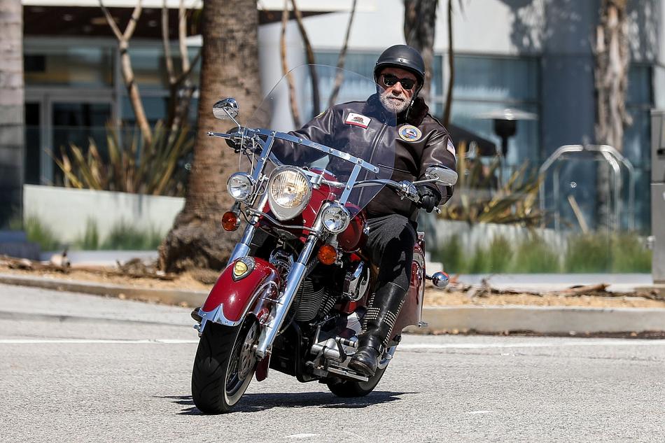 施瓦辛格骑红色炫酷摩托车夺目亮眼