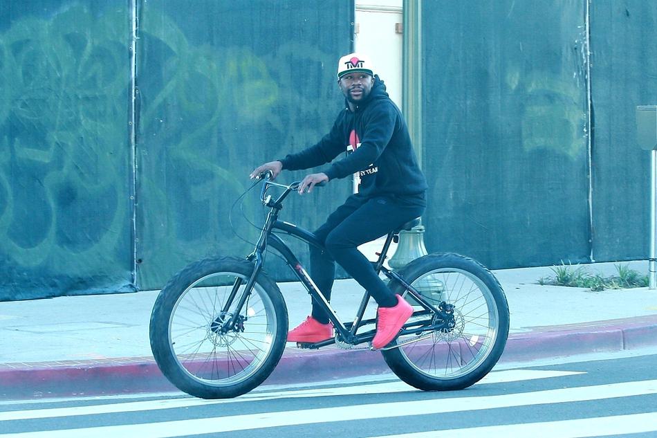 梅威瑟开心骑行 过马路环顾四周