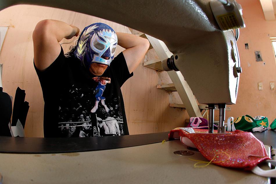 摔跤手将面罩改同款口罩 样式酷炫