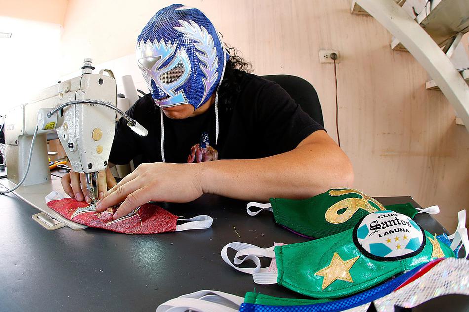 摔跤手将面罩改同款口罩 样式酷炫