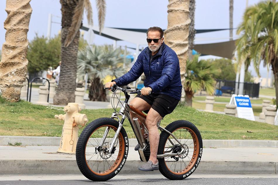 施瓦辛格约朋友骑行锻炼老当益壮