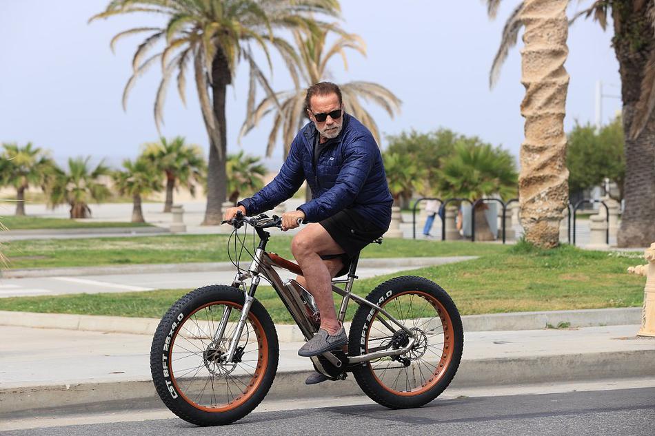 施瓦辛格约朋友骑行锻炼老当益壮