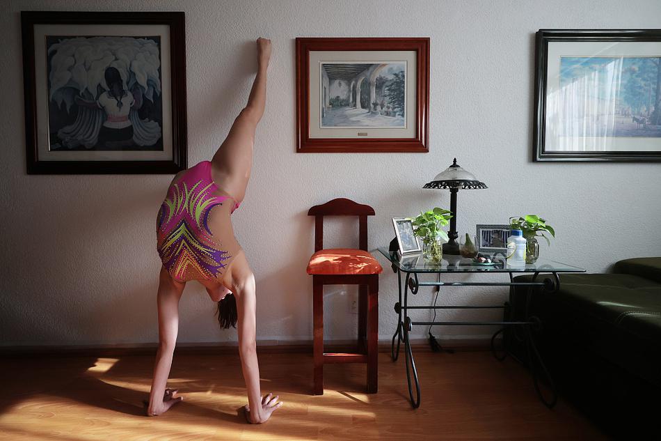 花样游泳选手居家备战 高难度动作保持身体柔韧性